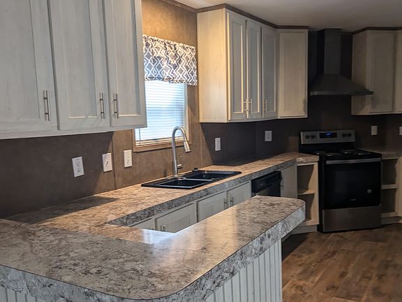 Kitchen with lots of cabinets!