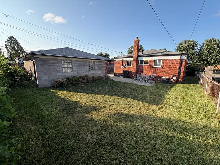21523 Stephens St — Photo 19