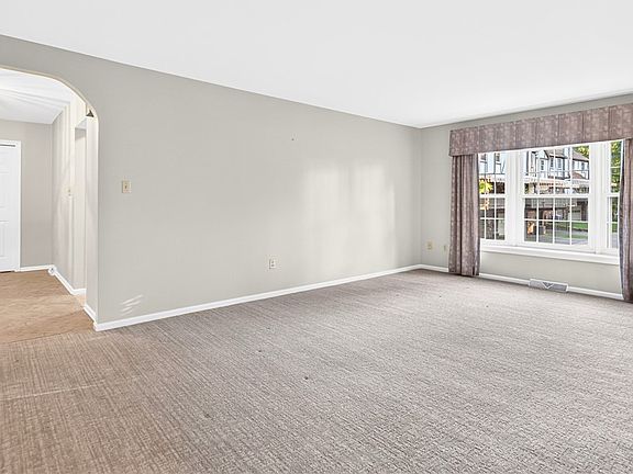 5th image of 222 Allenberry Cir