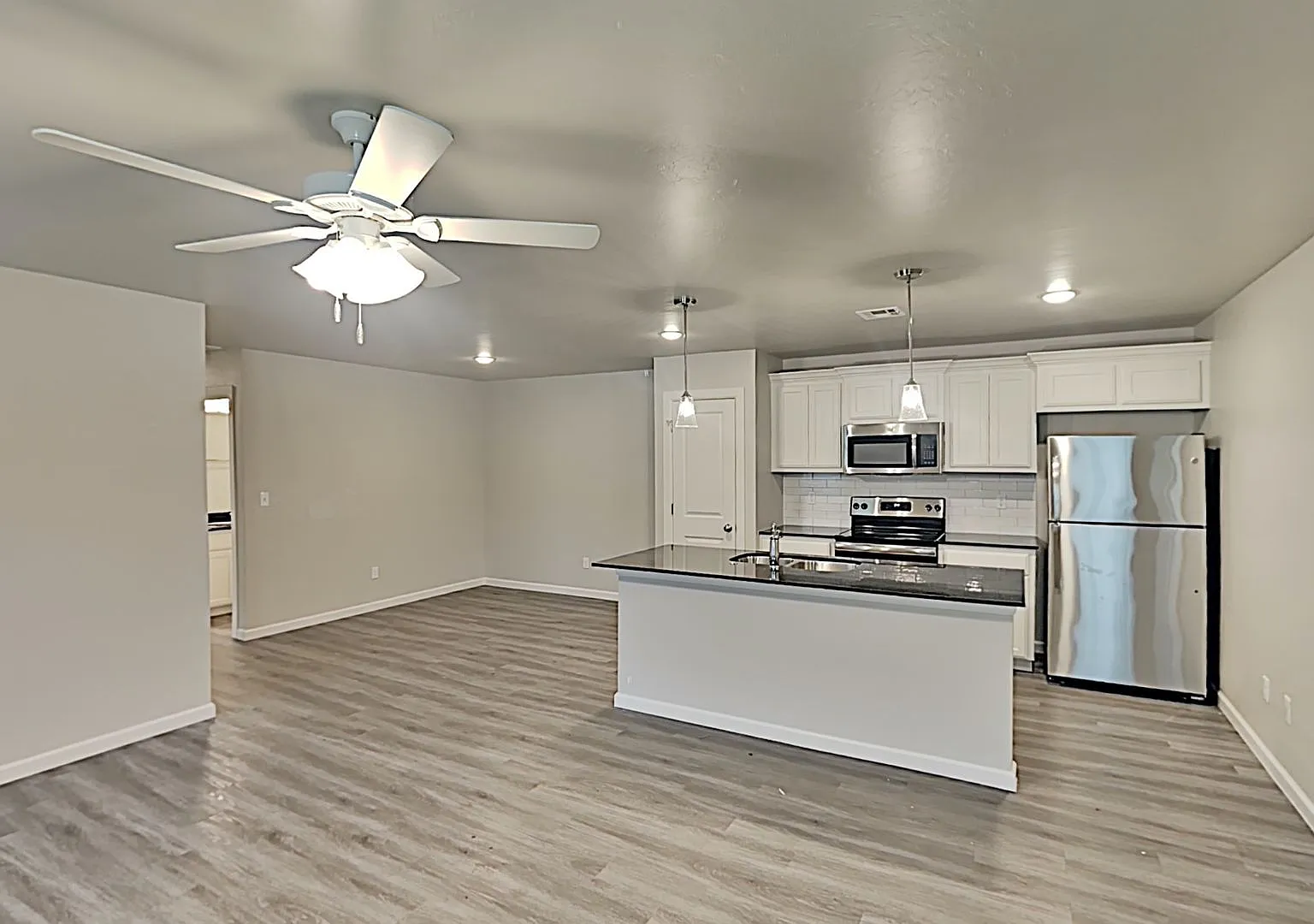 3 Bedroom, 2 Bathroom, 2 Car Duplex in Great location close to the Broadway Extension and 8 minut... — Photo 4