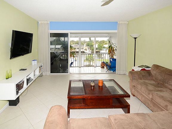 3rd image of 900 SW 12th St APT 304