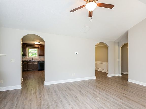 4th image of 1637 Deer Creek Ln