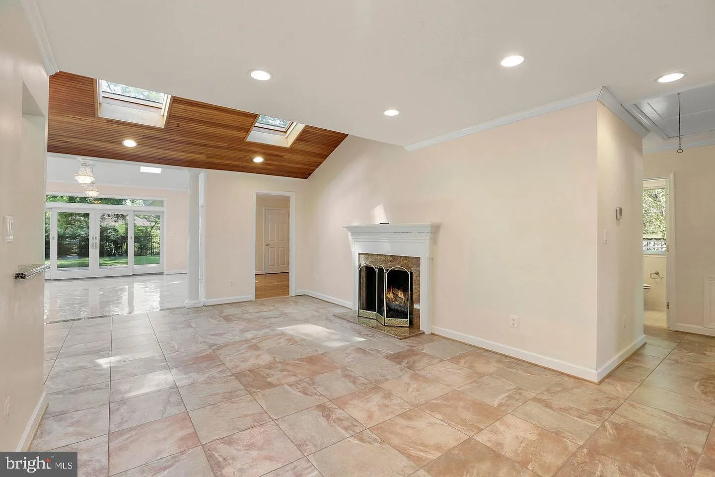 4 bed, 2.0 bath, 2200 sqft, $4,950 — Photo 3