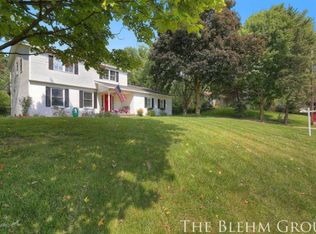 2755 Pinesboro Dr NE, Grand Rapids, MI 49525