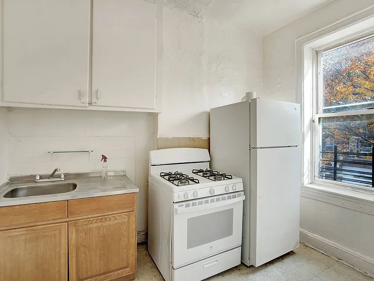 1241 College Ave — Photo 3