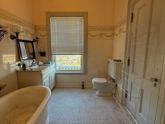 5th image of 141 Waterman St #201
