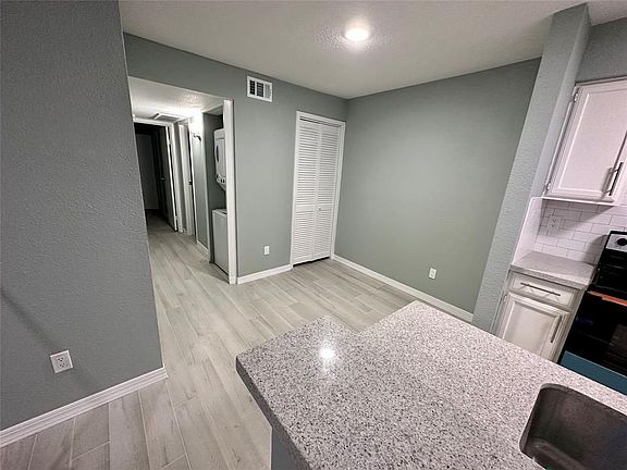 5th image of 3900 Woodchase Dr APT 95