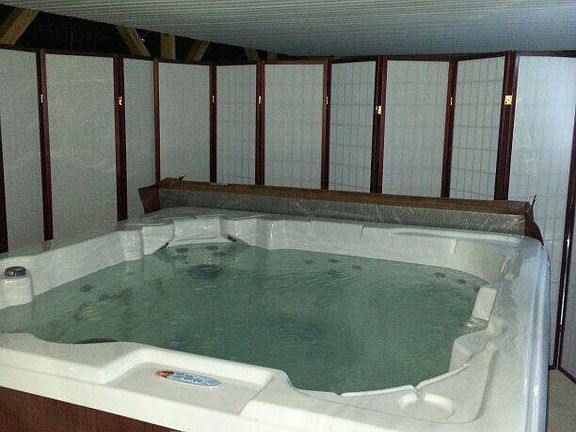 Hot Tub with roof