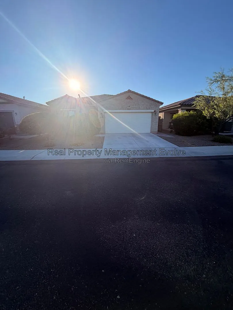 5 bed, 3.0 bath, 2033 sqft, $3,200 — Photo 2