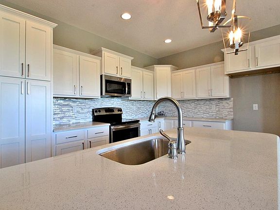 3rd image of 671 Nw Autumn Crest Drive