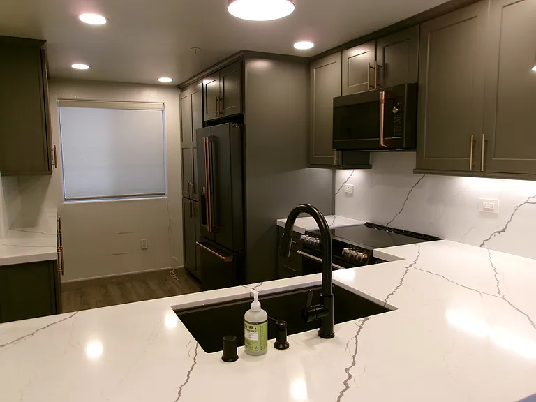 2253 Martin #303 — Photo 7