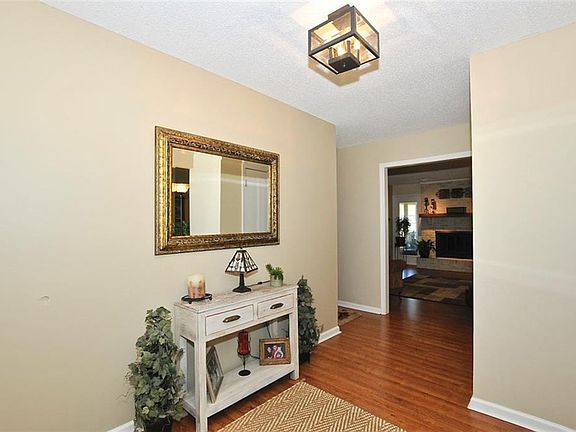5th image of 40 Village Ct