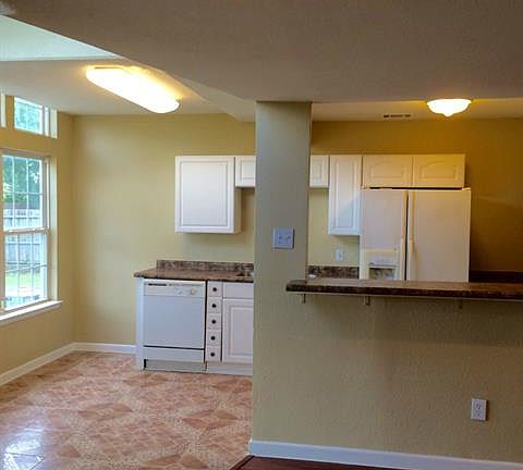 4th image of 301 Hitt St