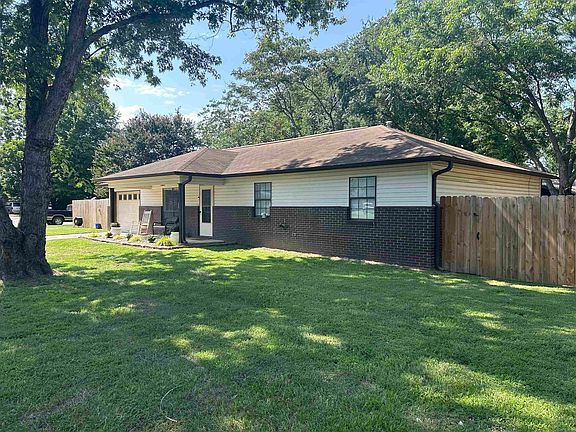 3rd image of 2 Blossom Ln
