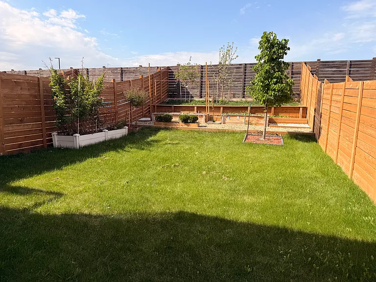 1758 Keene Cres SW — Photo 20