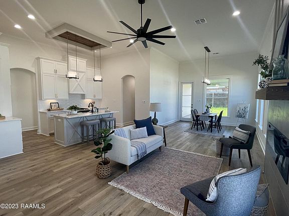 5th image of 130 Lakes Edge Dr