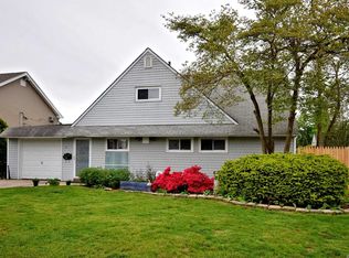 22 Cobalt Ln, Westbury, NY 11590