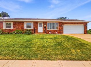 4944 Long View Dr, Dubuque, IA 52002