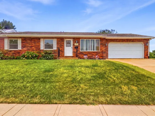 4944 Long View Dr, Dubuque, IA 52002