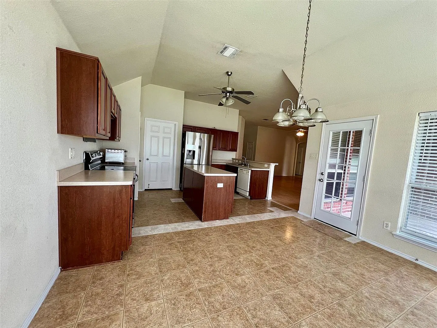 Upgraded 4 bedroom 2 bath Home in Arlington! — Photo 3