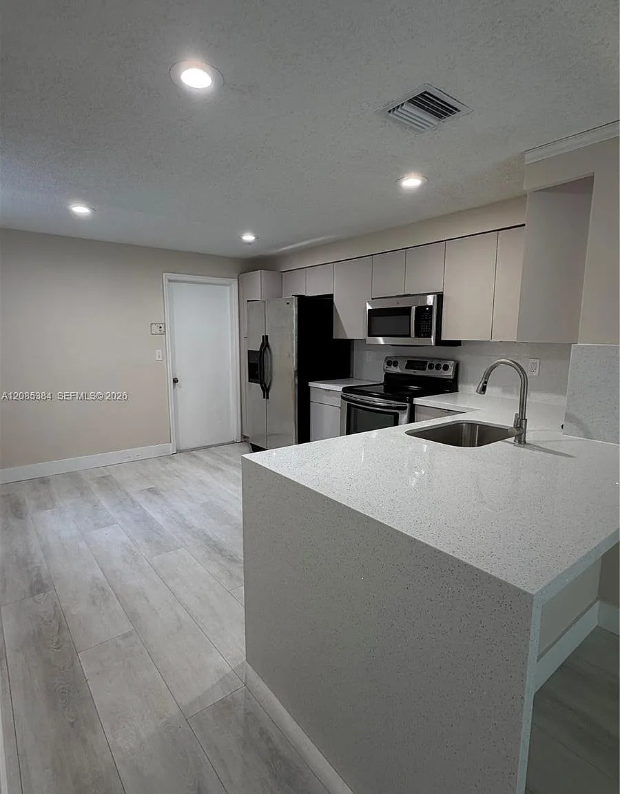 Sectors 3 & 4 Boundary Pl — Photo 2