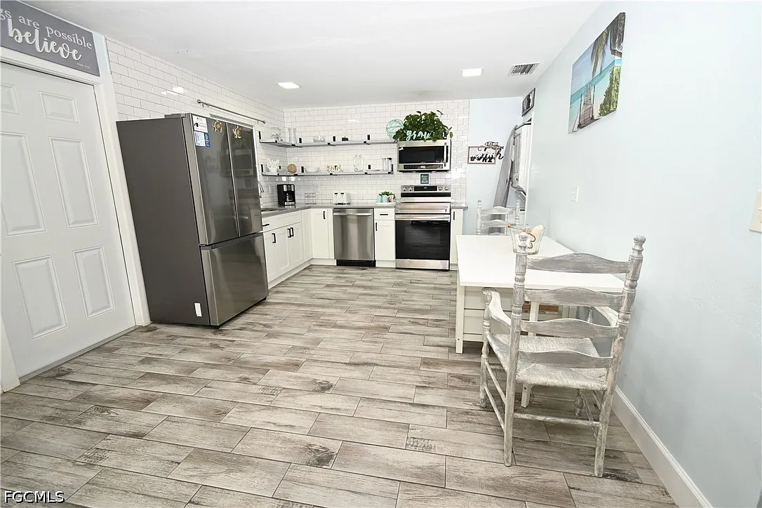 3 bed, 2.0 bath, 855 sqft, $1,425 — Photo 2