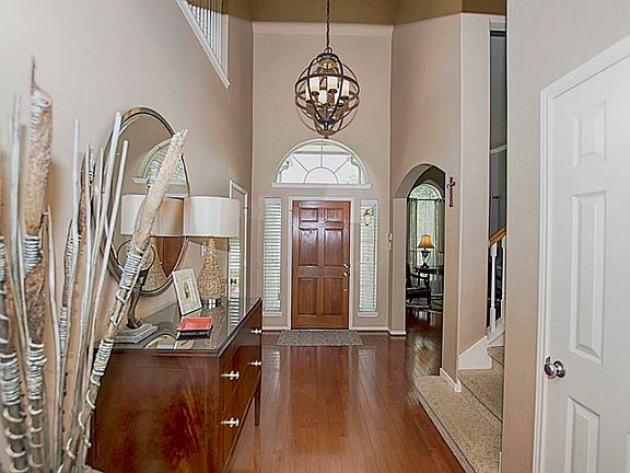 4th image of 301 Falcon Lake Dr