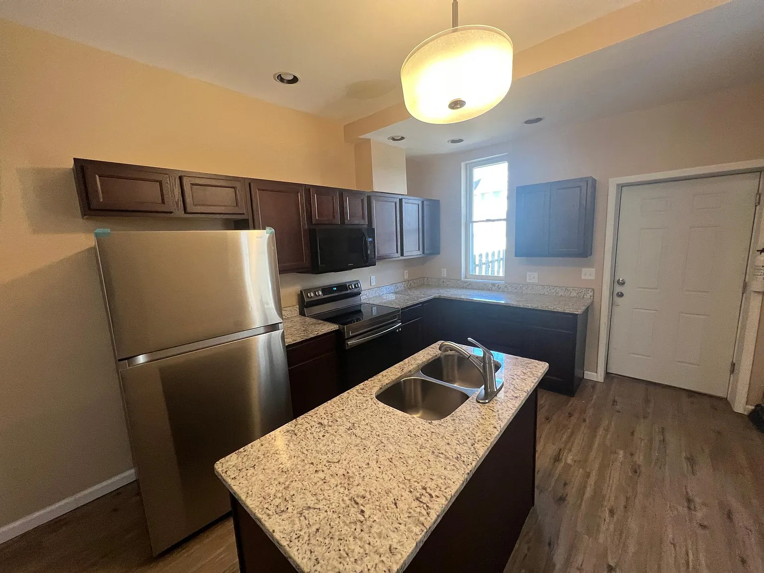 5 bed, 2272 sqft, $1,750 — Photo 3