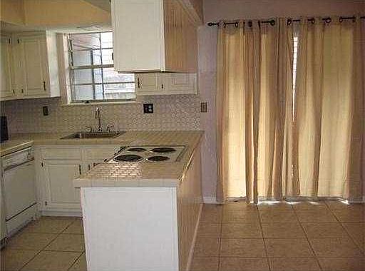 4th image of 4489 Woodland Dr APT B
