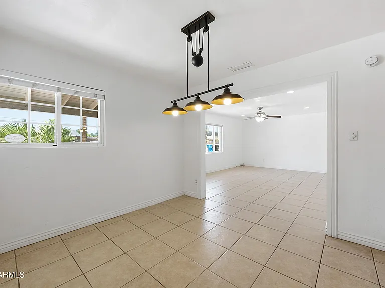 1031 E Vermont Ave — Photo 15