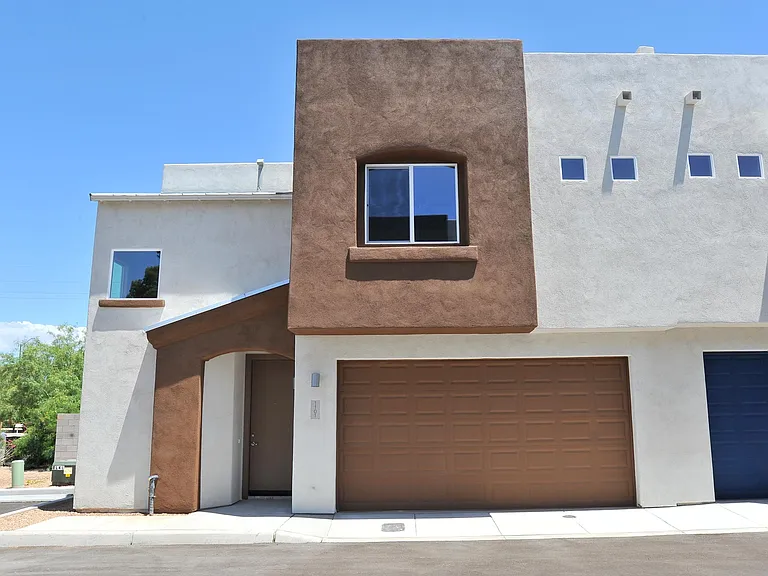 1218 E Blacklidge Dr — Photo 1