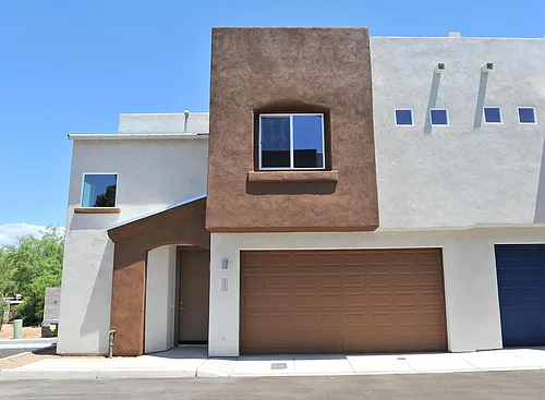 1218 E Blacklidge Dr Photo 1