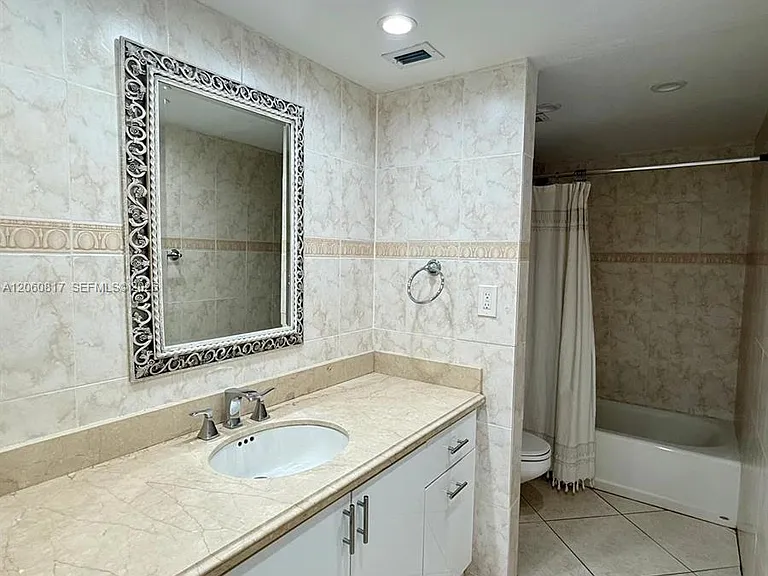 2625 Collins Ave #810 — Photo 25