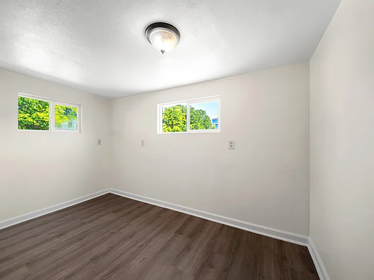 562 Eastwood Dr — Photo 6