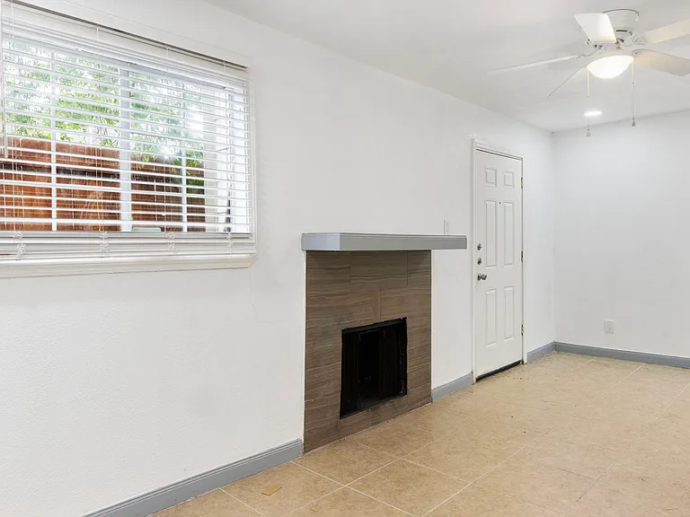 4620 San Jacinto St #C — Photo 10