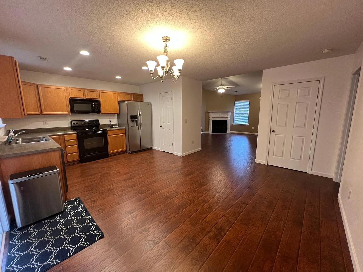 3 bed, 1200 sqft, $1,800 — Photo 4