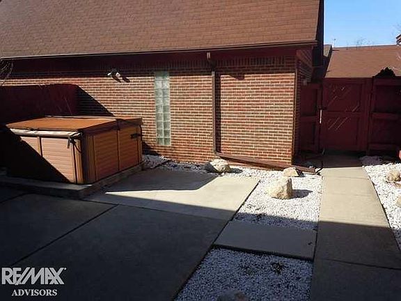 2nd image of 42184 Lochmoor St