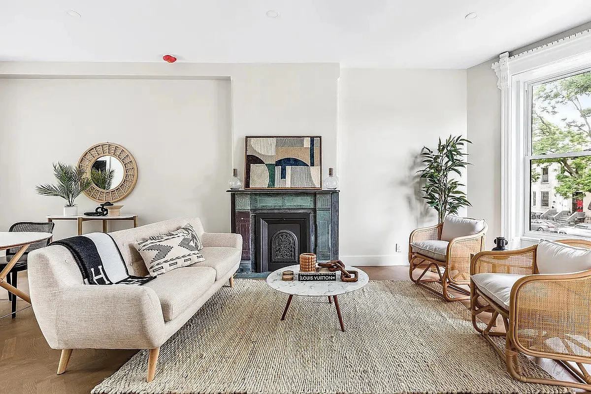 Building Photo - 552 Lexington Ave #2