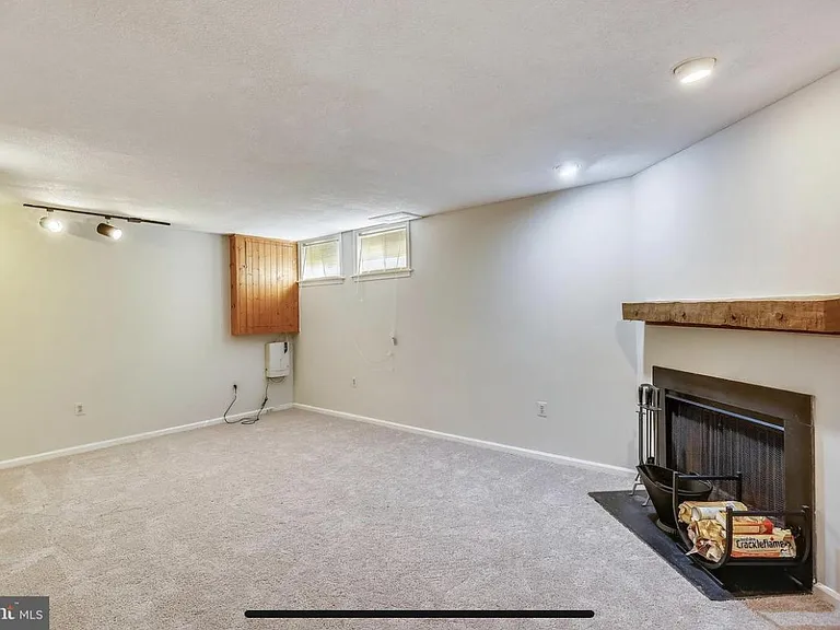 414 Carousel Ct — Photo 21