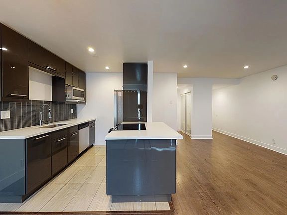 2nd image of 1111 Hacienda Pl #202