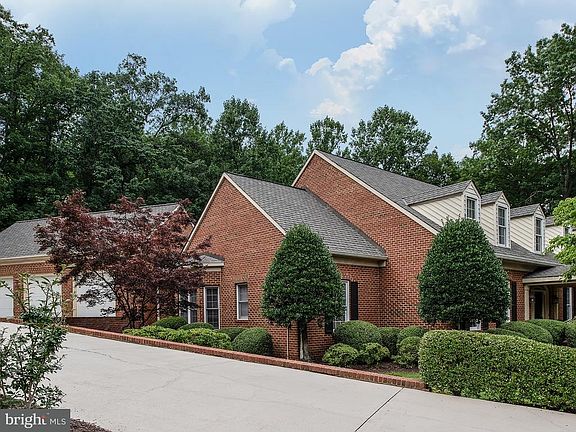 3rd image of 1010 Featherston Ct