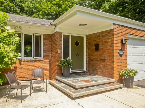 1 Green Ln, Holyoke, MA 01040