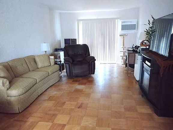 3rd image of 508 Towne House Vlg