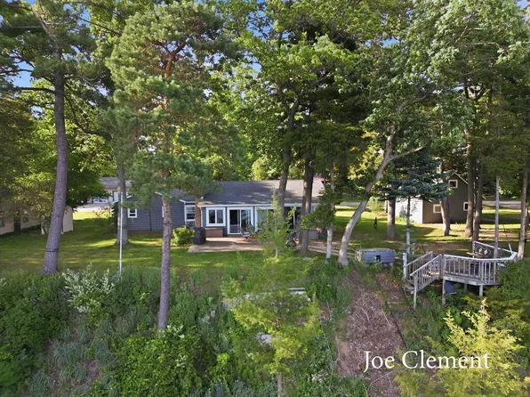 5708 E 52nd St, Newaygo, MI 49337