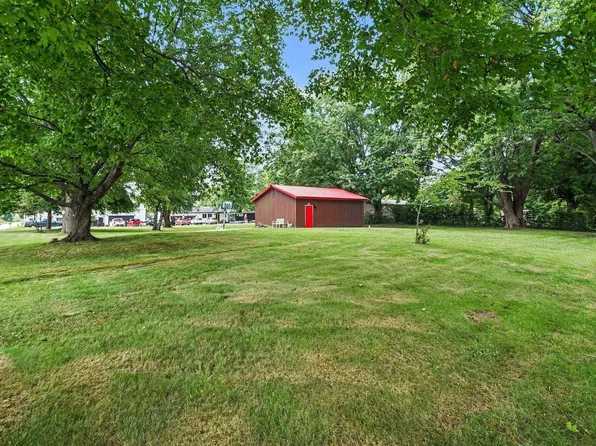 102 W Dutch St, Wolcottville, IN 46795