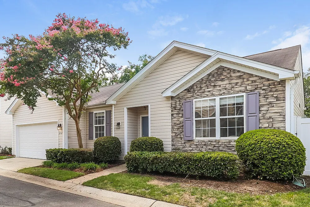 3 bed, 2.0 bath, 1245 sqft, $1,930 — Photo 3