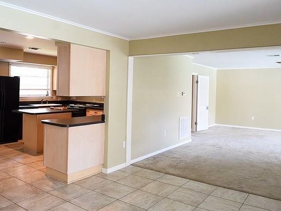 5th image of 126 Willow Dr