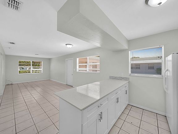 4th image of 15 SE 24th Ave APT B