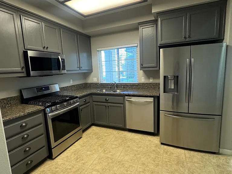 1318 Robinson Ln — Photo 6