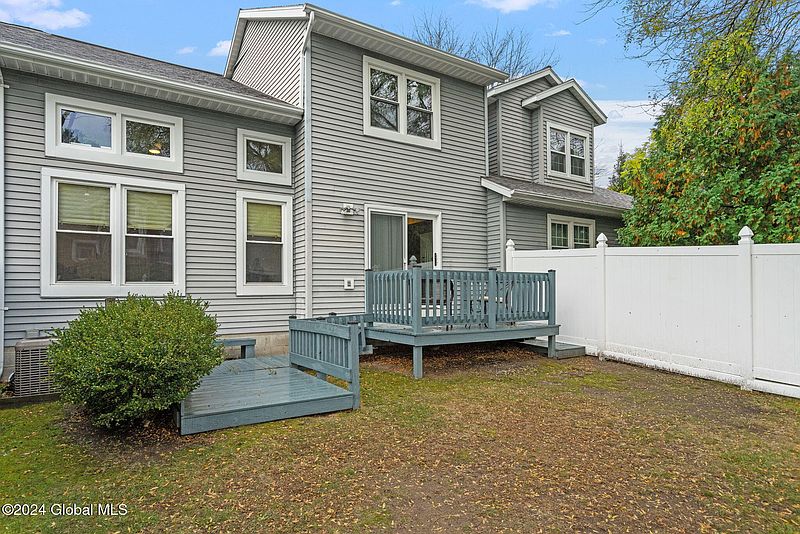 5th image of 530 Highwood Circle